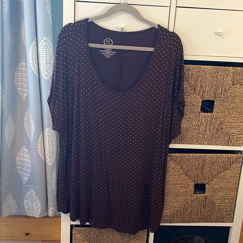 Euc Maurice’s 2X plum with gold dots tshirt